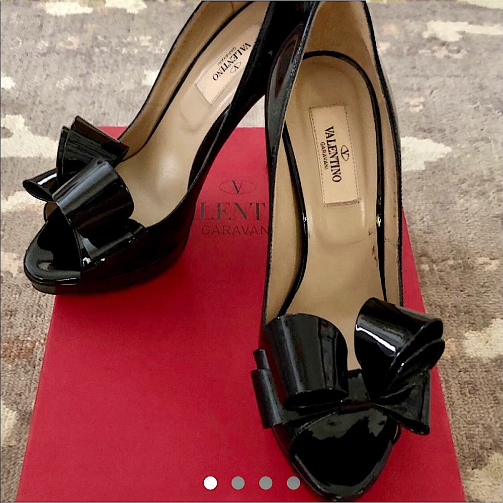 VALENTINO “Signature Bow” heels in a gorgeous hue of Midnight Navy 🖤🌃💙
